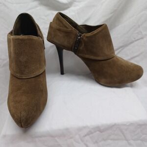 10 M Fergie heeled booties Boots Olive NEW side zipper leather Fergalicious 1